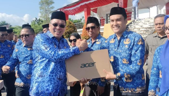 H. Ruksamin Serahkan Ratusan Laptop Kepada Guru ASN dan P3K Konawe Utara