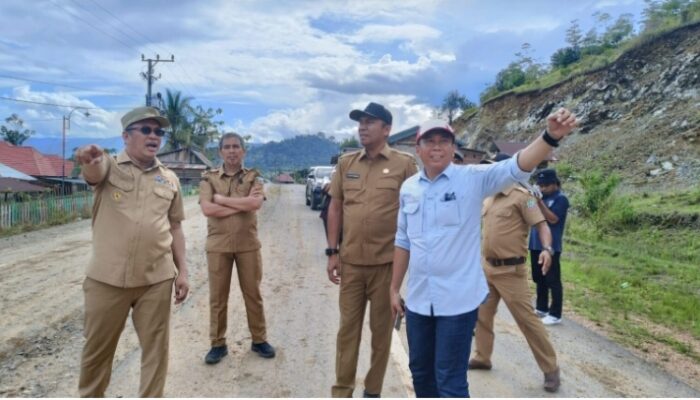 Bupati Konut Tinjau Pengaspalan Sejumlah Titik