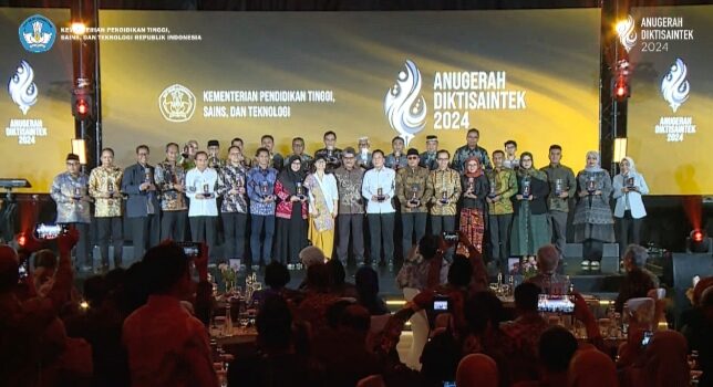 Terima Penghargaan Anugerah Diktisaintek 2024, Ini Harapan Rektor UHO