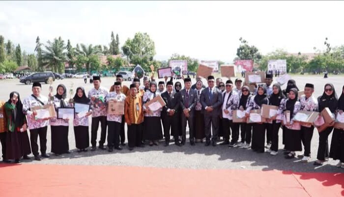 Bupati Konut Serahkan Leptop Gratis Pada 18 Guru Penggerak di HGN