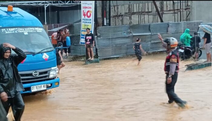 Personel Polresta Kendari Bantu Warga Terdampak Banjir Akibat Curah Hujan Tinggi