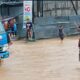 Personel Polresta Kendari Bantu Warga Terdampak Banjir Akibat Curah Hujan Tinggi