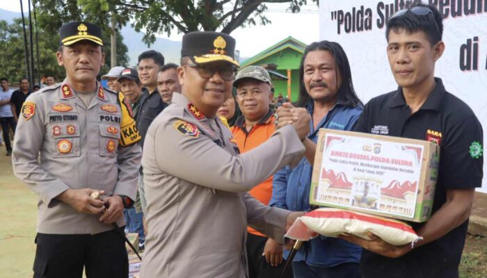 Kapolda Sultra Serahkan 200 Paket Bantuan Sosial Kepada Masyarakat Langgikima