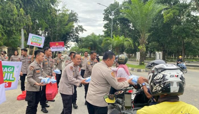 Biro SDM Polda Sultra Kembali Berbagi Takjil, Wujud Kepedulian di Bulan Ramadan