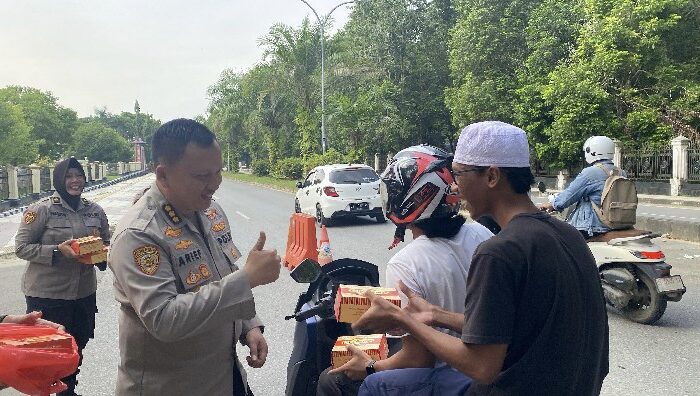 Raih Keberkahan di Bulan Ramadhan, Biro SDM Polda Sultra Bagikan Takjil Kepada Masyarakat