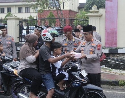 Peduli Sesama, Polda Sultra dan Insan Pers Bagikan Ribuan Takjil kepada Pengendara