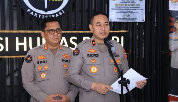 Kapolri dan Berikan KPLB Anumerta Terhadap Tiga Personel Terbaiknya