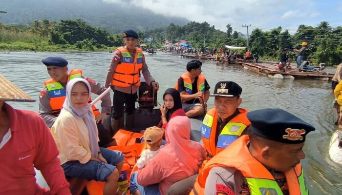 Sat Brimob Polda Sultra Evakuasi Warga Terdampak Banjir di Linomoyo Konut