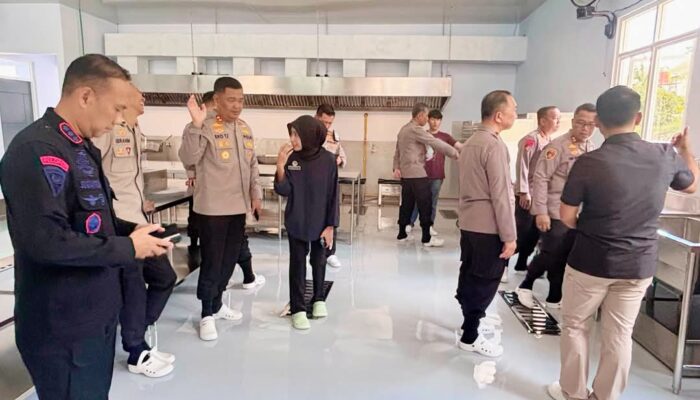 Kapolda Sultra Uji Peralatan Dapur SPPG Brimob, Dukung Program Makan Bergizi Gratis