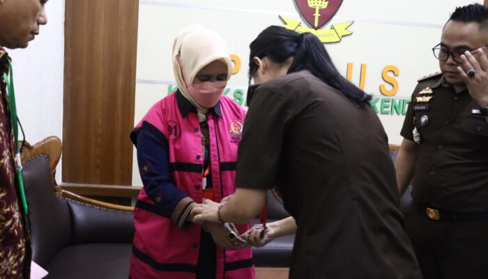 Kasus Korupsi : Kejaksaan Tahan Mantan Sekda Kota Kendari Nahwa Umar