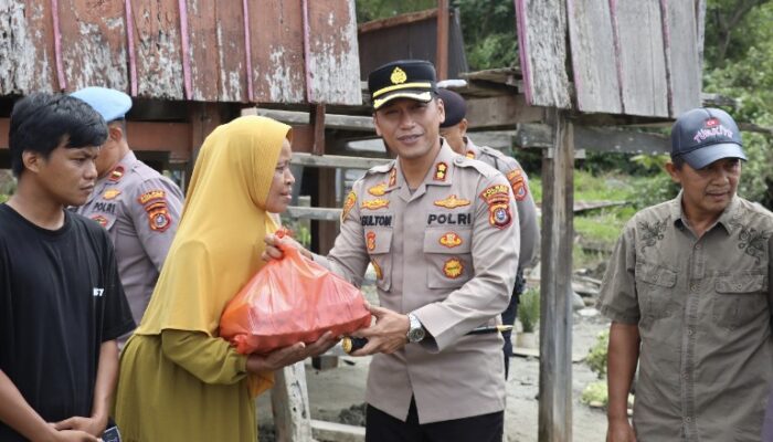 Kapolres Kolaka Utara Salurkan Bantuan untuk Korban Angin Puting Beliung di Desa Sapoiha