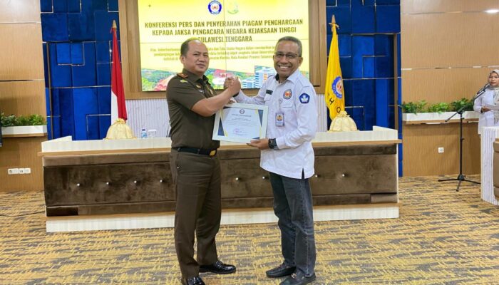 UHO Beri Penghargaan kepada Kejati Sultra atas Pendampingan Hukum Sengketa Lahan
