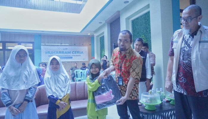 YBM PLN UP3 Kendari Salurkan Bantuan Perlengkapan Sekolah untuk Anak Yatim Melalui Program Muharram Ceria
