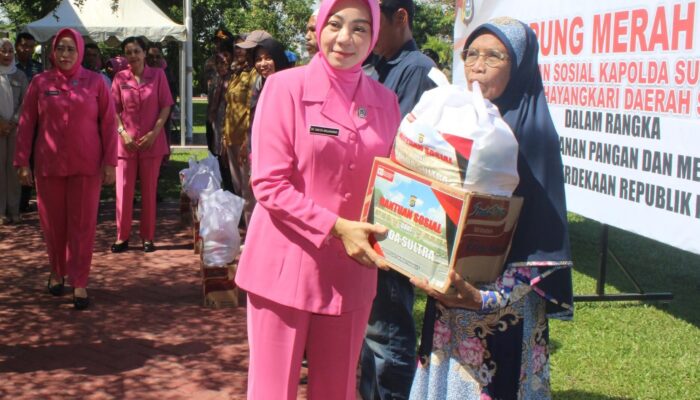 Polda Sultra Salurkan 300 Paket Sembako untuk Warga Kampung Merah Putih