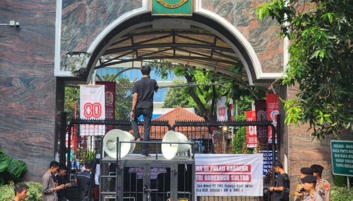 Mahasiswa Kepung Kejagung, Desak Usut “Ratu Nikel” dan Gubernur Sultra dalam Kasus Tambang Ilegal di Pulau Kabaena