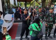 Ribuan Ojol Bagikan 2 Ribu Bunga Mawar ke TNI-Polri di Monas sebagai Simbol Damai