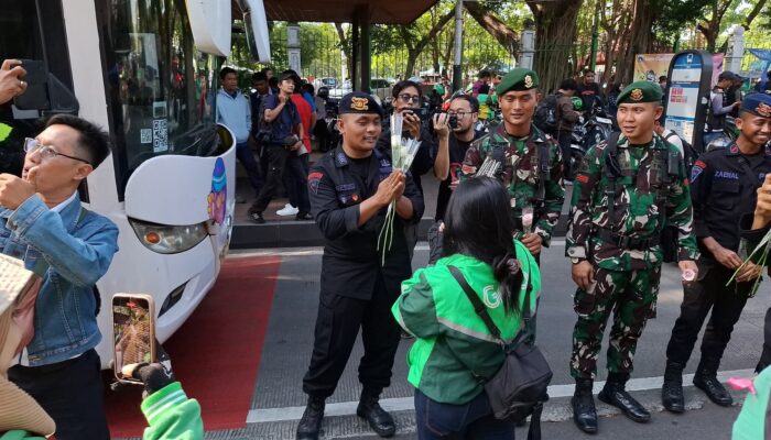 Ribuan Ojol Bagikan 2 Ribu Bunga Mawar ke TNI-Polri di Monas sebagai Simbol Damai