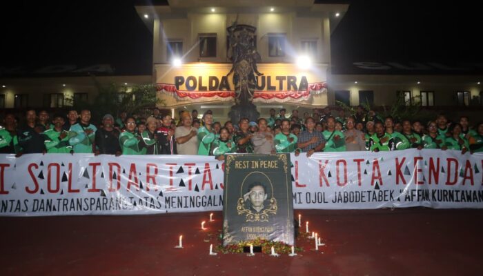 Ratusan Ojol Gelar Doa dan Aksi Nyalakan Lilin di Polda Sultra untuk Affan Kurniawan