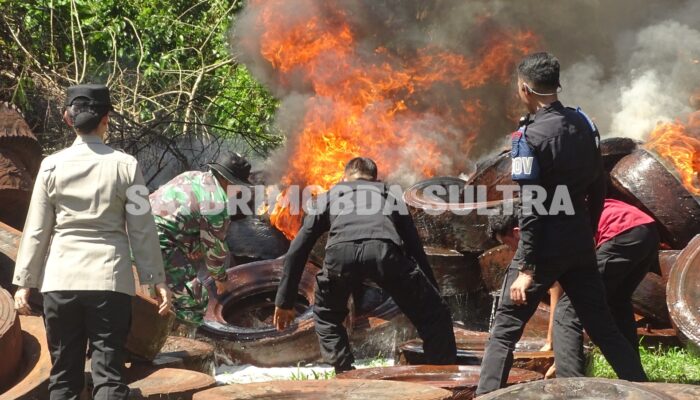 Brimob Polda Sultra Kerahkan Water Cannon Padamkan Kebakaran Pabrik Ban di Konsel, Satu Pekerja Tewas