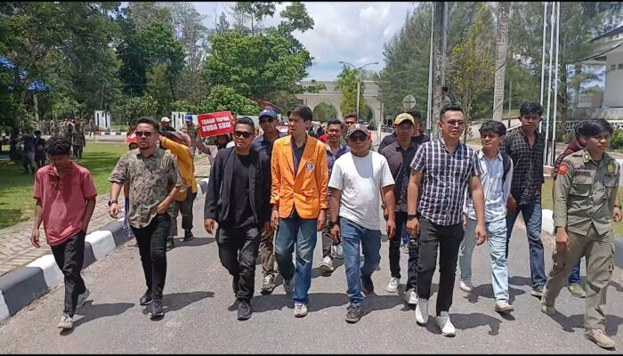 GEMPA Indonesia dan BEM UHO Kepung Kantor Gubernur Sultra, Desak Pemerintah Selesaikan Konflik Tapak Kuda