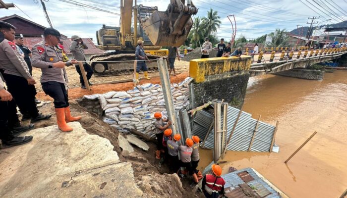 Brimob Polda Sumut Pulihkan Jembatan Halangan dalam Tiga Hari, Akses Tapanuli Kembali Normal