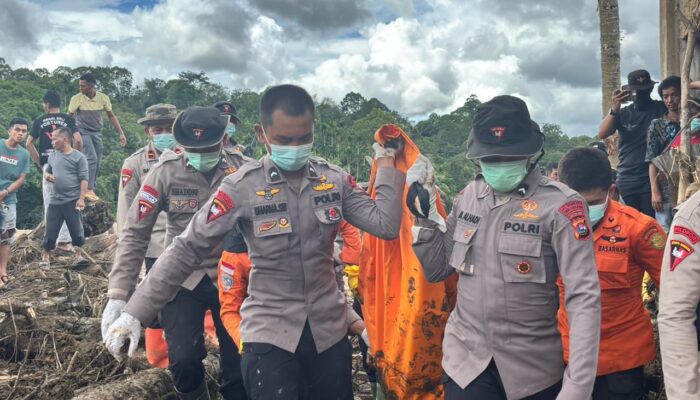 Brimob Polda Riau Evakuasi Jenazah Korban Bencana di Agam, Sumatera Barat