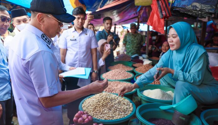 Gubernur Andi Sumangerukka Sidak Harga Bahan Pokok di Kendari, Stok Beras Dipastikan Aman Tiga Bulan