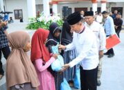 Safari Ramadan di Buton Selatan, Gubernur Andi Sumangerukka Serahkan Bantuan Sembako dan Sambungan Listrik Gratis