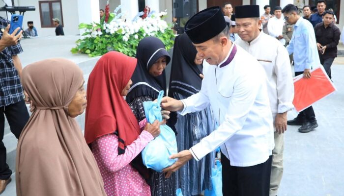Safari Ramadan di Buton Selatan, Gubernur Andi Sumangerukka Serahkan Bantuan Sembako dan Sambungan Listrik Gratis