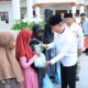 Safari Ramadan di Buton Selatan, Gubernur Andi Sumangerukka Serahkan Bantuan Sembako dan Sambungan Listrik Gratis