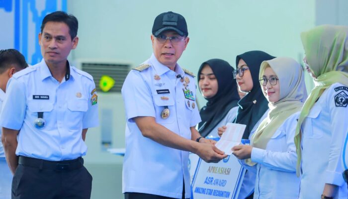 Gubernur Sultra Serahkan TPG, THR dan Gaji ke-13 kepada Guru SMA/SMK/SLB se-Kendari