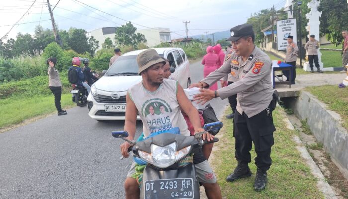 Polsek Poasia Berbagi Takjil di Bulan Ramadan, Pererat Kedekatan Polisi dan Masyarakat di Kendari