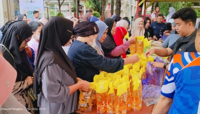 Kadin Sultra Gelar Gerakan Pangan Murah di Pomalaa, Ribuan Warga Padati Lokasi