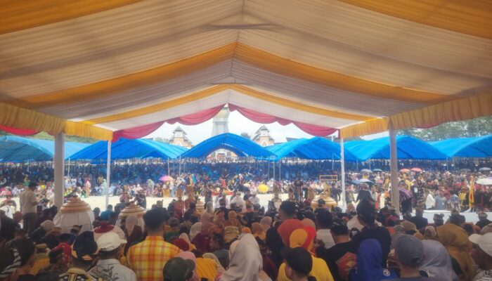 Lautan Manusia Padati Silaturahmi Akbar KKMM Sultra, Warga Muna Bersatu dalam Semangat Kawunaha