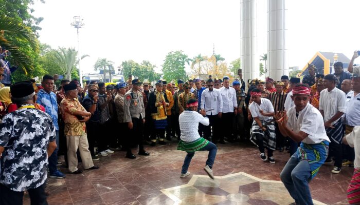 Ewa Wuna Memukau Ribuan Pengunjung Silaturahmi Akbar KKMM Sultra, Warisan Bela Diri Leluhur Muna Kembali Bersinar