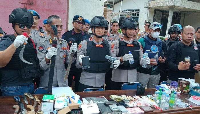 Polda Sultra Gerebek Tiga Lokasi di Kampung Salo, Belasan Orang Diamankan